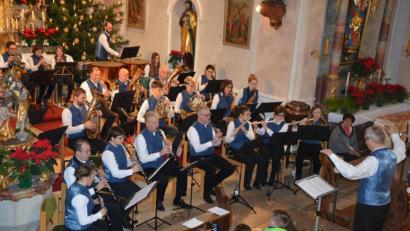 Bild: jr
Die 35 Musiker boten ein anspruchsvolles Konzert mit festlicher Musik. Die Zuhörer quittierten die Darbietungen mit viel Beifall.