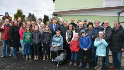 Bild: jr
85. Geburtstag feierte am Samstag Irmgard Brandl (sitzend). Strahlend nahm sie die Glückwünsche ihrer Familie entgegen, die zum Teil aus ganz Deutschland angereist kamen. Mit dabei die erste drei Monate alte Anna sowie (hinter der Jubilarin stehend) Zweiter Bürgermeister Stefan Grillmeier, Pfarrer Martin Schlenk und Sohn Johann Brandl. Gefeiert wurde zuhause im Kreise der Familie.