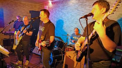 Bild: nm
Ein Abend, der Spaß machte: Die Kultband "Wyatt Earp" hatte quasi ein Heimspiel und ließ gute alte Rockzeiten lebendig werden.