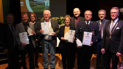 Bild: kro
Verdiente Vereinsmitglieder wurden beim Neujahrsempfang mit dem „Turso“ ausgezeichnet (von links): Bezirksrat Toni Dutz, Herbert und Gabi Schertler, Horst Höpfner, Petra und Karl Schwägerl, Roland Frank, Stellvertretender Landrat Roland Grillmeier und Bürgermeister Franz Stahl.