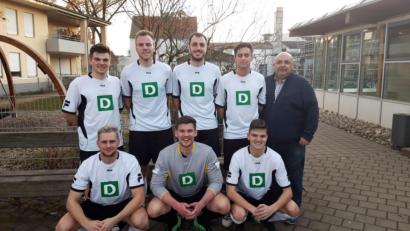Bild: gel
Die Amberger Schiris (stehend von links): Jonas Kohn (SC Germania Amberg), Julian Roidl (DJK Ensdorf), Thomas Ehrnsperger (1.FC Rieden), Jonas Roidl (DJK Ensdorf) und Obmann Thomas Gebele (SGS). Kniend von links: Philipp Götz und Felix Hahn (beide TSV Theuern) und Lukas Schwendner (DJK Ensdorf).
