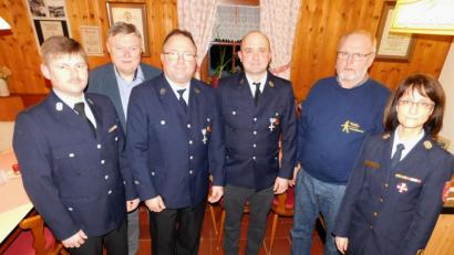 Bild: hai
Dem Ehrenvorsitzenden Adolf Hinke (Zweiter von rechts), dem neuen Vorsitzenden Roland Freiberger (Dritter von links) und dem neuen stellvertretenden Vorsitzenden Matthias Barthelmann (Dritter von rechts) gratulierten Kreisbrandinspektorin Kerstin Schmidt, Bürgermeister Manfred Porsch und der neue Kreisbrandmeister Jürgen Küffner (von rechts).