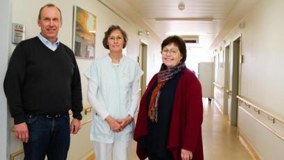 Bild: Klinikum Fichtelgebirge/exb
Die Pflegedirektoren Christine Waterloo (rechts) und Karlheinz Dachs (links) 
 mit Rita Vater (Bildmitte) suchen dringend Unterstützung für den ehrenamtlichen Besuchsdienst für demenziell erkrankte Patienten im Klinikum Fichtelgebirge.