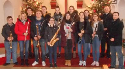 Bild: mez
Pfarrer Markus Bruckner (Zweiter von rechts) bedankte sich bei den jungen Kemnather Musikern um Leiter Rene Bauer (rechts) für die musikalische Gestaltung des Gottesdienstes.