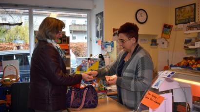 Bild: lue
Michaela Hippmann (rechts) gehört zu den drei Verkäuferinnen, die im "Boder-Ladl" abwechselnd hinter der Theke stehen.