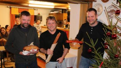 Bild: rpp
Gerhard Bauer, Roland Rabenstein und Mario Bauer (von links) vom „Schwartenclub“ ersteigerten den Baumstamm und holten sichtlich stolz ihren „Einkauf“ ab. Sie hatten ihren „Fanclub“ dabei, so dass der riesige Presssack sicherlich bald verspeist sein wird.