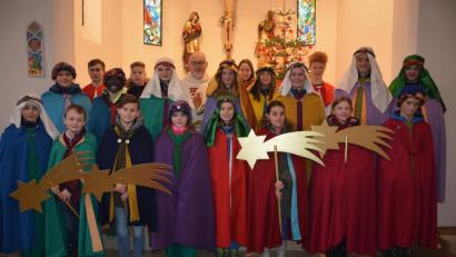 Bild: jr
Stadtpfarrer Anton Witt (Mitte) segnete die Sternsinger, ehe er sie zu den Familien aussandte. Insgesamt 20 Kinder und Jugendliche stellten sich in der Expositur dieser ehrenvollen Aufgabe.