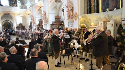 Bild: fdl
Das traditionelle Dreikönigssingen auf dem Mariahilfberg eröffneten die Musiker der Trachtenkapelle Ehenbachtaler aus Schnaittenbach.