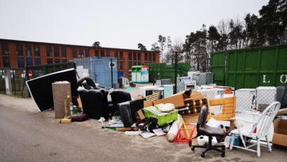 Bild: td
Obwohl der Recyclinghof Schwandorf geschlossen hatte, entsorgten dort Unbekannte ihr Gerümpel.
