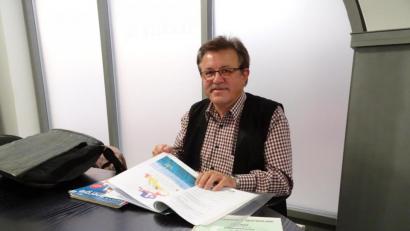 Bild: rti
Konrad Schedl plädiert dafür, bei der erneuerbaren Energie auch vermehrt auf schwimmende Windräder zu setzen. Vor ihm liegt das Gebrauchsmuster für „Auftriebskörper für schwimmende und halbschwimmende Windparks“, das er 2001 eingereicht hat.