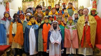 Bild: hl
Vor der Aussendung segnete Pfarrer Heribert Stretz (vorne rechts) die Sternsinger.