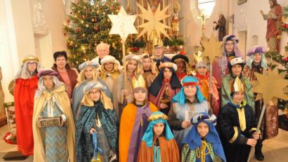Bild: dob
Prächtig geschmückt zogen die Sternsinger der Pfarrgemeinde Roggenstein durch die Straßen.