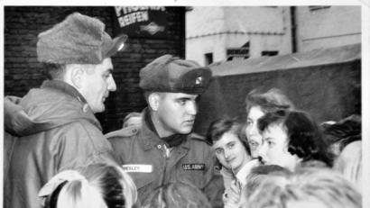 Bild: exb
Vor über sechs Jahrzehnten im Weidener Autohaus Wies aufgenommen: Elvis Presley, als Soldat zum Manöver in Grafenwöhr, will eigentlich Fahrzeuge anschauen und wird von Fans in Beschlag genommen. Dass er, damals die bekannteste Person auf dem Erdball, in der Oberpfalz auftauchte, war eine schier unglaubliche Sensation.