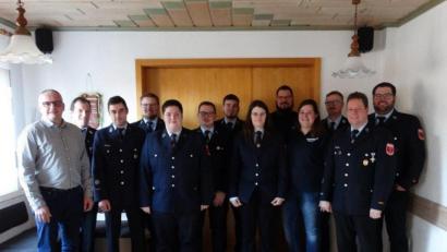 Bild: twg
Die Daumen für die Feuerwehr Trevesen drücken (von links) Bürgermeister Hubert Kraus, Kreisbrandmeister Peter Prechtl, Maschinist Marco Schricker, Vorsitzender Benjamin Schiener, Jugendwartin Julia Schultes, Beisitzer Johannes Wegmann, Zweiter Vorsitzender Alexander Rupprecht, Schatzmeisterin Nadine Bamberger, Beisitzer Achim Kern, Schriftführerin Jennifer Wegmann, Gerätewart Wolfgang Rahn, Kommandant Markus Müller und Stellvertreter Stefan Schultes