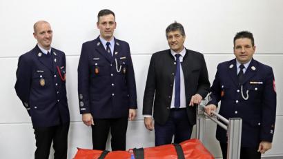 Bild: jma
Über das neue Einsatzzelt der Feuerwehr Grafenwöhr freuen sich Marco Arnold (von links), Carsten Engelhardt, Bürgermeister Edgar Knobloch und Kommandant Alexander Richter.