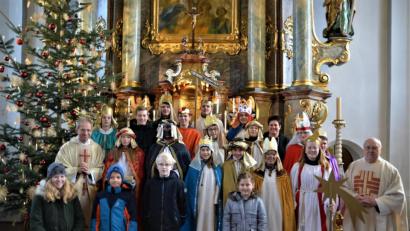 Bild: fdl
Die Sternsinger versammeln sich vor dem Hochalter in der Pfarrkirche. Danach gehen sie in alle Orte der Pfarrei.