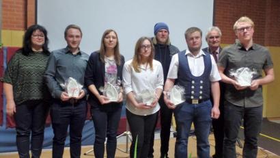 Bild: br
An Fünf junge Gemeindebürger wurde in Würdigung ihrer herausragenden Leistung und erfolgreichen Abschlüsse in der beruflichen Ausbildung sowie im Studium beim Neujahrsempfang das „Ebnather Segel“ als Ehrenzeichen der Kommune verliehen. Unser Bild zeigt (von links) Zweite Bürgermeisterin Heidi Philipp, Felix Köstler, Antonia Sticht, Katharina Philbert, Frank Küspert, Sascha Plannerer, Bürgermeister Manfred Kratzer und Johannes Vetter.