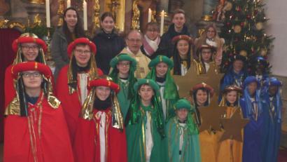 Bild: lgc
Pater Adrian Hamberger (Mitte) sendet die Sternsinger in die Pfarrei aus. Die 16 Mädchen und Buben werden auf ihrem Weg von älteren Ministranten begleitet (hintere Reihe).