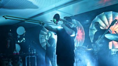 Bild: men
Techno-Highlight in der Sünde: Mit seiner Band "Slatec" zaubert Roman Sladek an der Posaune eine düstere Stimmung, die zum Tanzen einlädt.