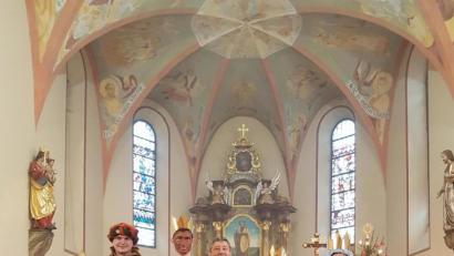 Bild: exb/Isabella Bodensteiner
Pfarrer Adam Nieciecki sendet die Sternsinger aus.