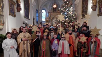Bild: Maria Wagner/exb
Die Sternsinger in Bärnau mit ihren Begleitern und Pfarrer Konrad Amschl und Pastoralreferentin Maria Wagner.