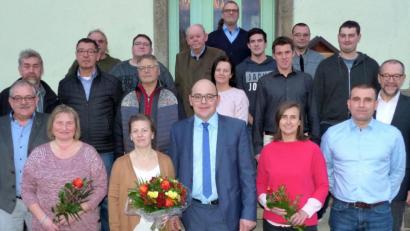 Bild: exb
Gerhard Löckler (links), der Vorsitzende der Unparteiischen Wählergruppe, führt die Liste der Bewerber für die Gemeinderatswahl an. Zum sehr guten Ergebnis bei der Nominierung gratuliert Kreisrat Karl Lorenz (rechts).