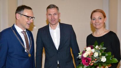 Bild: pz
Bürgermeister Bernd Sommer zusammen mit dem ausgeschiedenen Stadtrat Rudolf Böhm und Ehefrau Christine, die einen Blumenstrauß erhielt.