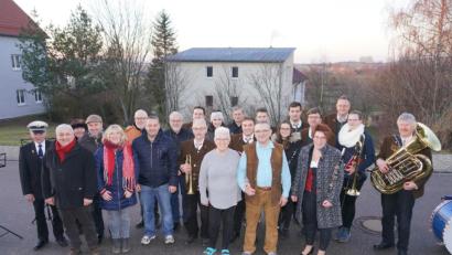 Bild: fvo
Rainer Sollfrank (vorne, Dritter von rechts) freut sich über die vielen Glückwünsche zum Geburtstag.
