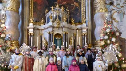 Bild: Anita Kohl
Die Michelfelder Sternsinger vor dem Hochaltar der Pfarrkirche. Am Montag wurden sie im Festgottesdienst empfangen.