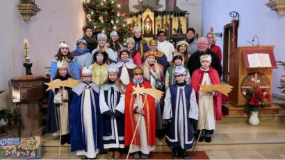Bild: bsc
Die Seelsorger Pater Martin (hinten, Dritter von rechts) und Siegfried Wölfel (mittlere Reihe, rechts) schickten am Wochenende nach einer Andacht die Sternsinger auf Tour durch die Straßen von Friedenfels. Die Geistlichen würdigten bei der Aktion die breite Unterstützung durch die Eltern sowie die Organisatoren Christine Klöble (hinten links), Alexandra Kaßeckert und Andrea Schraml (hinten von rechts).