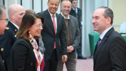 Bild: jrh
FW-Chef Hubert Aiwanger (rechts) begrüßt Meghan Gregonis, US-Generalkonsulin in München, und Standortkommandant Oberst Joseph E. Hilbert links dahinter.