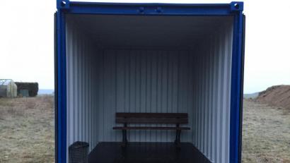 Bild: eik
Moderne Kunst? Irgendwie schon. Der Bus-Warte-Container in Ebermannsdorf ist auf jeden Fall ein Hingucker.