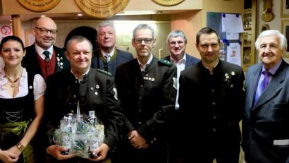 Bild: le
Die neu- und wiedergewählten Vorstandsmitglieder mit (vorne, von links) Ilona Hunsperger, Günter Drechsler, Siegfried Kellner, Peter Fischer und Schützenkommissar Fred Lehner. Hinten, von links: Gauschützenmeister Wolfgang Weiß, Bürgermeister Günter Stich und Jürgen Schnappauf.