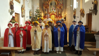 Bild: sl
Pfarrer Adam Nieciecki und seine Ministranten als Sternsinger.