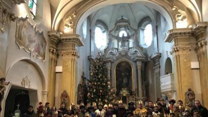 Bild: dob
In der Großgemeinde waren wieder viele Buben und Mädchen als Sternsinger unterwegs und wünschten den Menschen Frieden im neuen Jahr. Außerdem sammelten sie Spenden für die Sternsingeraktion. Bevor sie sich auf den Weg machten wurden sie von Kaplan Alexander Ertl (vorne, rechts) gesegnet.