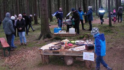Bild: ld
Viele interessierte Eltern und Großeltern ließen sich von den "Goldbacher WurzelZWERGEN" in ihren riesigen Naturspielplatz im Birket unterhalb des Sportplatzes einladen. Hier war auch der Tisch für die Gäste reich gedeckt. Das Personal war erfreut über den guten Besuch.