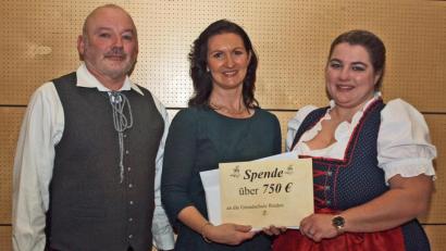 Bild: sön
Goaslandler-Vorsitzende Franziska Haas (rechts) übergab mit Spielleiter Gerhard Schnabel nach der letzten Abendvorstellung eine Spende von 750 Euro an Rektorin Christine Kölbl.