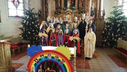 Bild: hzi
Die Thurndorfer Sternsinger mit Pater Samuel Patton (vorne, rechts) und Organisator Gerd Kaufmann (dahinter).