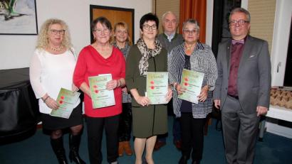 Bild: wro
Bürgermeister Toni Dutz (rechts) gratulierte den Preisträgern des Blumenschmuck-Wettbewerbs 2019.
