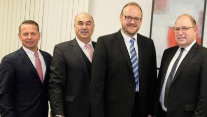 Bild: exb
Die Weichen für die Zukunft sind gestellt, freut sich auch Landrat Andreas Meier (Zweiter von rechts): Gerhard Hösl (links) wird Josef Pflaum (Zweiter von links) ablösen, wenn dieser Ende Juli in Ruhestand tritt. Johann Zach (rechts) folgt dann als neues Vorstandsmitglied nach.