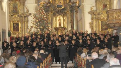 Bild: Schönberger, Ferdinand [fsb]
Das Publikum ist restlos begeistert vom stimmgewaltigen Ensemble in der festlich geschmückten Klosterkirche St. Felix: der Weidener Kammerchor präsentiert sich von seiner besten Seite.