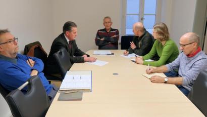 Bild: bsc
Das Leben und die Schönheiten im Naturpark Steinwald im Bild zu erfassen und ins rechte Licht zu rücken, ist die Aufgabe bei einem Fotowettbewerb anlässlich des Jubiläums "50 Jahre Naturpark Steinwald". Die Jury mit (von links) Robert Mertl, Eberhard Freiherr von Gemmingen-Hornberg, Ernst Tippmann, Jonas Ständer, Amelie Nöth und Siegfried Steinkohl wird bei der Prämierung der Bilder im Sommer zudem von Fotograf Norbert Grüner unterstützt.