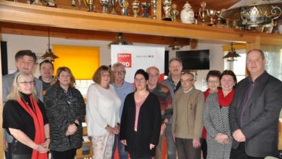 Bild: ak
Mit Zuversicht blicken Karin Braunschweig, Hans-Gerd Reindl, Michael Raß, Christine Bodner, Sybille und Gerd Bayer, Katrin Pittner, Hans Stiegler, Wolfgang Lorenz, Alfons Bayer, SPD-Kreisvorsitzende Brigitte Scharf, Edith König und Landratskandidat Thomas Döhler (von links) der Kommunalwahl entgegen.