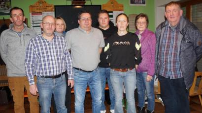 Bild: weu
Mario Baier (Vierter von links) freut sich, mit der neuen Vorstandschaft in die nächste Saison zu gehen. Sein Vorgänger Thomas Schwinger (links) übergab ihm einen geordneten Verein.