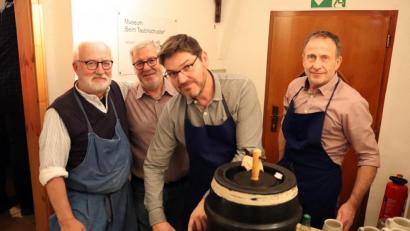 Bild: jma
Heimatvereins-Vorsitzender Karl-Heinz Keck (links) versorgt mit seinem Team die Besucher beim "Stärk'-Antrinken" im "Taubnschuster"-Anwesen mit süffigem Zoigl.