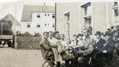 Bild: Archiv Museum Altenstadt/WN
Hans Vollath im Hofe des Gasthofs „Zum Bären“. Er sitzt links neben dem Akkordeonspieler.