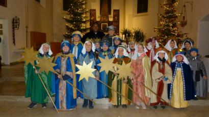 Bild: hok
Pfarrvikar Dr. Bruno Kasongo segnete die Sternsinger während eines Gottesdienstes