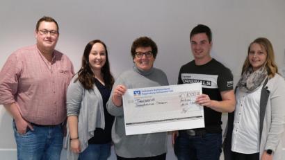 Bild: exb/Borchers
Einen Scheck über 1000 Euro überreichten Vertreter von Burschenverein und Mädchengruppe an Karin Borchers (Mitte).