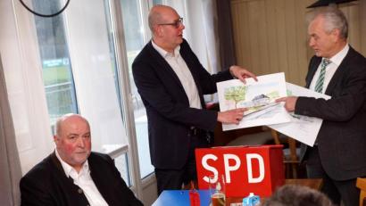Bild: bkr
Bürgermeisterkandidat Anton Dornheim präsentierte mit Vorsitzendem Alfred Schuster (stehend von links) anhand von Skizzen seine Überlegungen zur Sanierung des alten Rathauses.