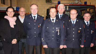 Bild: kro
Das neu gewählte Vorstandsteam der Feuerwehr Poppenreuth. Im Bild von links Bürgermeisterin Friederike Sonnemann, Rudi Lang, Ludwig Schels, Vorsitzender Markus Schultes, Willi Scheerer, Heinz Seidel und Bruno Köllner.